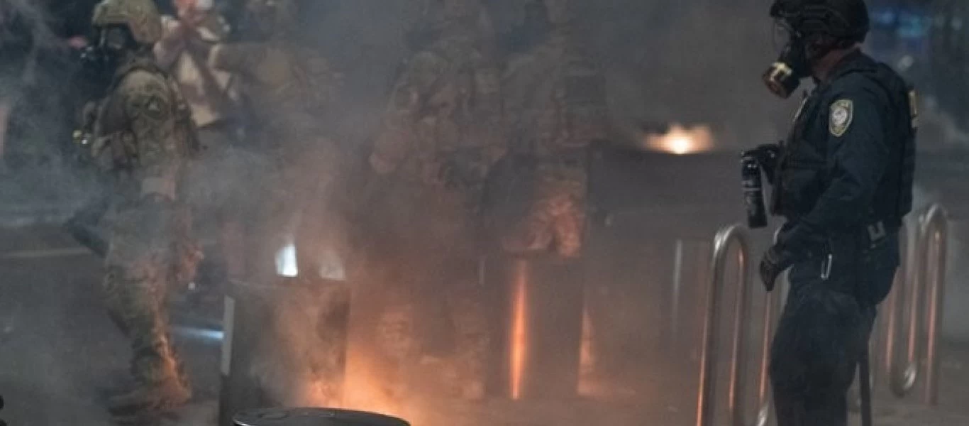 Χτύπησαν και ψέκασαν διαδηλωτή αλλά εκείνος έμεινε ακίνητος (βίντεο)